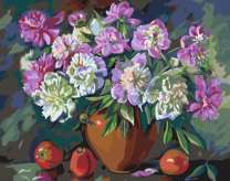 Букет пионов в вазе и яблоки на столе