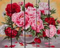 Белая ваза и пышный букет цветущих пионов