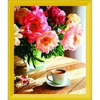 Букет пионов и чашечка кофе с пенкой