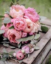 Букет из пионов и бутоньерка