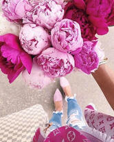 Девушка с букетом ярких пионов