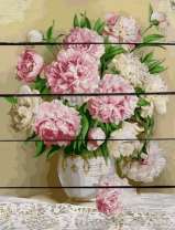 Розовые и белые пионы в красивой вазе