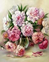 Осыпающийся букет пионов в прозрачной вазе