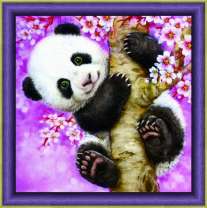 Милый панда на цветущей сакуре