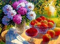 Яблоки, пионы и ягоды в вазочке