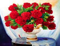 Красные пионы в вазе