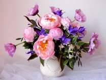Букет садовых цветов с пионами