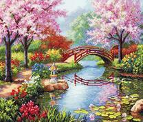 Японский пруд с цветущим весенним садом