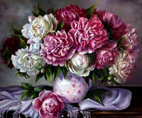 Пышный букет пионов в белой вазе на столе