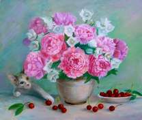 Котенок играет вишнями под большим букетом пионов