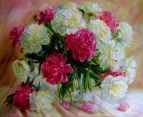 Белые и розовые пионы в прозрачной вазе