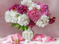 Пионы в белой ажурной вазе