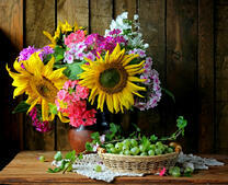 Букет с подсолнухами и виноград