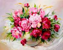 Белая ваза с яркими пионами