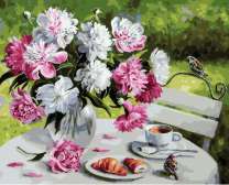 Букет пионов, кофе и круассан