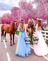 Две невесты с лошадьми