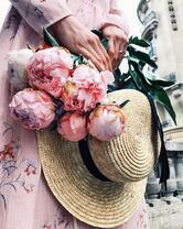 Девушка со шляпкой и пионами