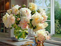 Белые пионы в вазе на окне