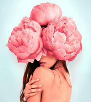 Обнаженная девушка с тремя пионами