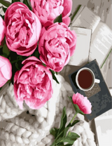 Букет розовых пионов, теплый плед и какао