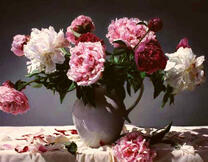 Букет пионов в кувшине на столе