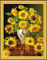 Подсолнухи в вазе с яркими павлинами