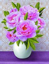 Букет нежно-розовых пионов в белой вазе