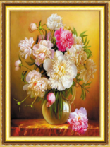 Прозрачный кувшин с пионами