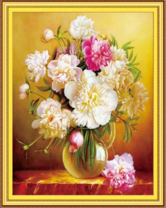 Нежные пионы в прозрачной вазе