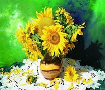 Кувшин с красивым букетом подсолнухов