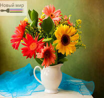 Кувшин с букетом из гербер и подсолнухов