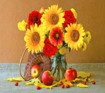 Букет из роз, подсолнухов и гербер