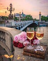 Шампанское и букет цветов на набережной