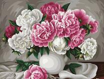 Белая ваза с букетом белых и красных пионов