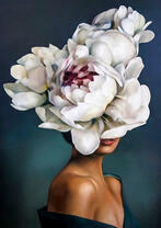 Девушка с роскошным декольте и цветком на голове