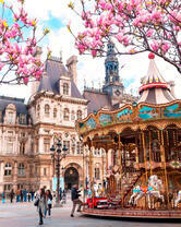 Карусель под цветущей сакурой