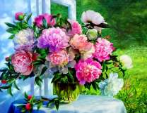 Пионы в вазе на уличном столике