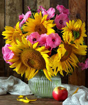 Букет с подсолнухами и яблоко