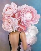 Девушка в черном платье с пионом на голове