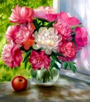 Пионы в прозрачной вазе на окне