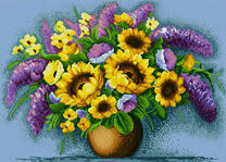 Подсолнухи и сиреневые цветы в большом букете