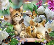 Котята играют с бабочками в цветах