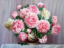 Нежный букет пионов на столе