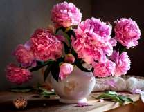 Белый кувшин с букетом пионов