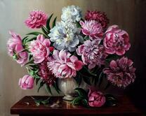 Ваза с большим букетом увядающих пионов