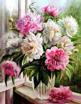 Букет пионов в высокой прозрачной вазе