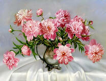 Старинный кувшин с букетом пионов