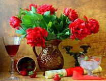 Букет красных пионов, клубника и вино