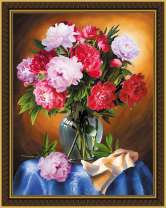 Стол с прозрачной вазой и букетом пионов