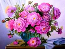 Ваза с пышным букетом ярких пионов